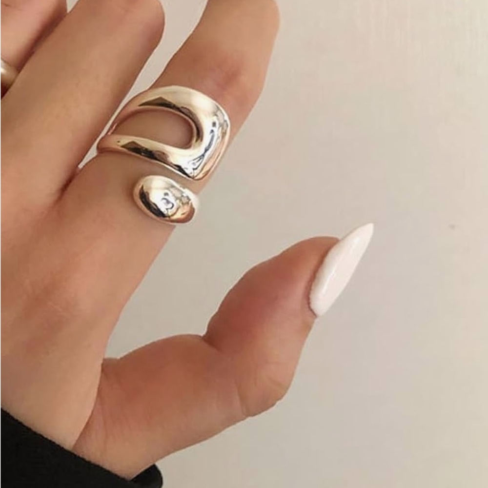 Chunky hug ring